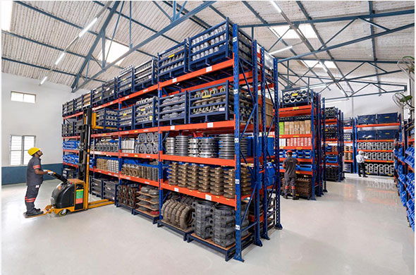 Heavy-duty-racks-with-shelves-and-pallets